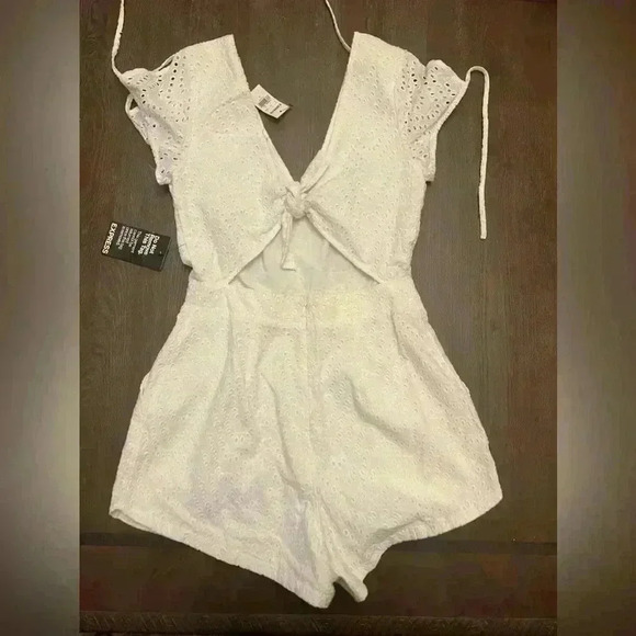 Express Romper One-Piece White Eyelet Lace Cut Out Back Pockets Size 4 - Picture 6 of 8